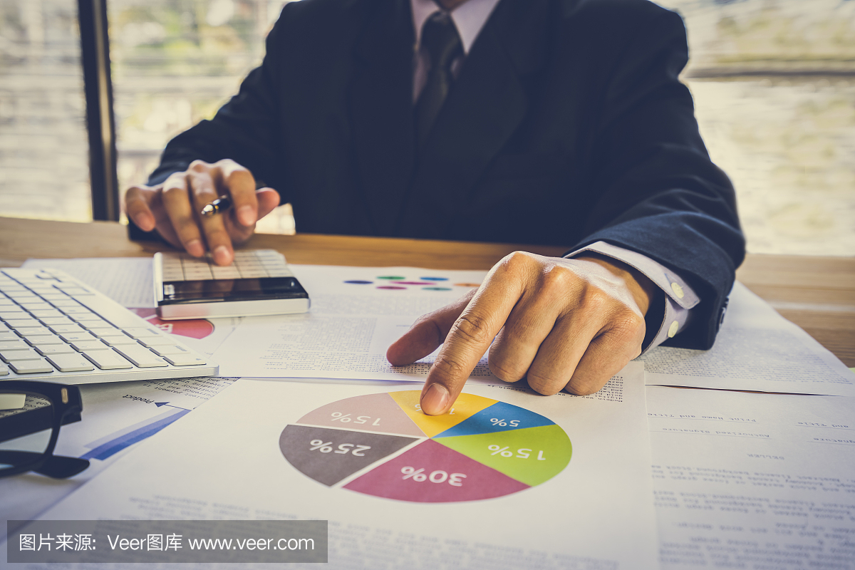 商人或會(huì)計(jì)工作計(jì)算器計(jì)算業(yè)務(wù)數(shù)據(jù)的概念。會(huì)計(jì)、投資顧問咨詢財(cái)務(wù)報(bào)告的情況,并在辦公室策劃營銷計(jì)劃。